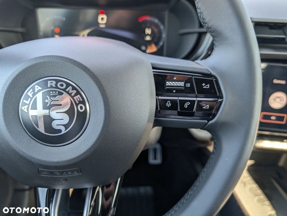 Alfa Romeo Junior 1.2 mHEV Ti eDCT - 16