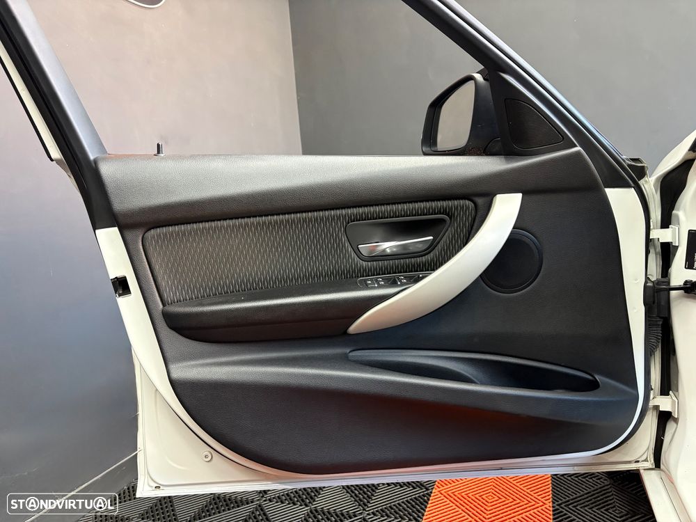 BMW 320 d Aut. Sport Line - 35