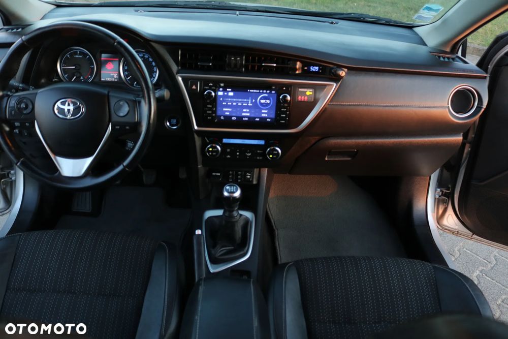 Toyota Auris 2.0 D-4D Prestige - 31