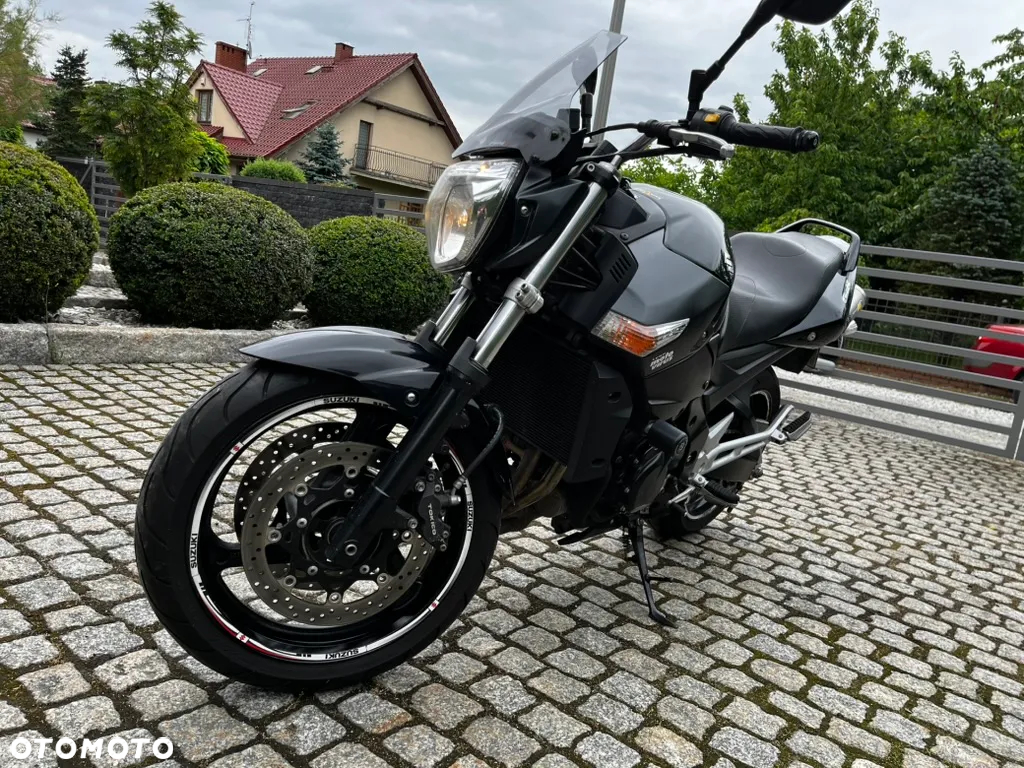 Suzuki GSR - 4