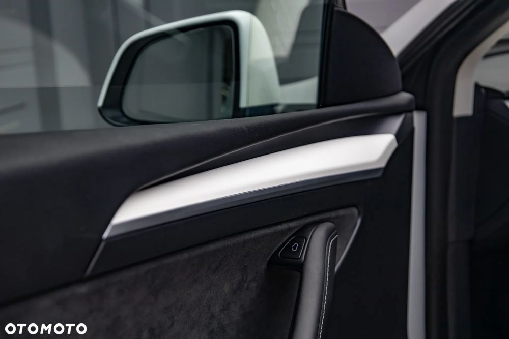 Tesla Model Y - 35