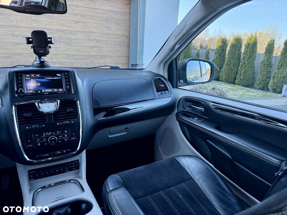 Chrysler Town & Country 3.6 Limited - 20