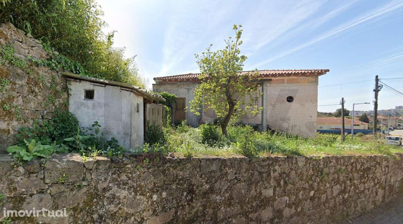 Moradia centenária em plena área de Reabilitação urbana de  Azevedo de - Grande imagem: 2/22
