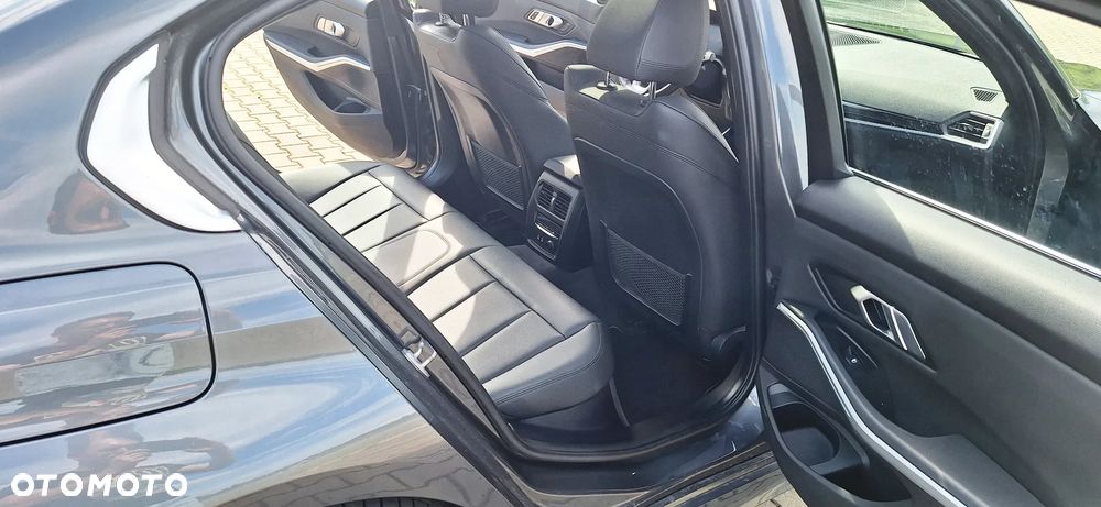 BMW Seria 3 330i xDrive Sport - 16