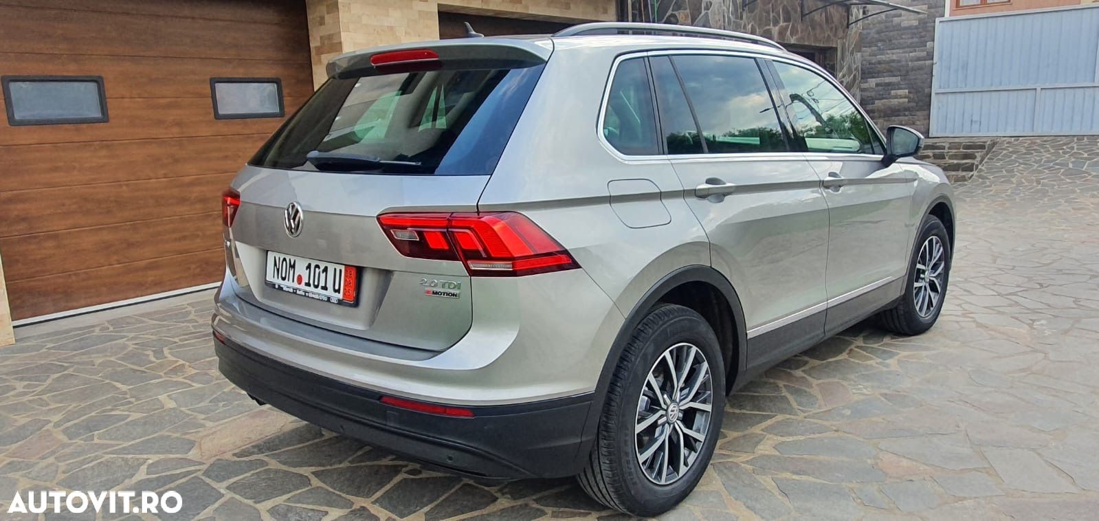 Volkswagen Tiguan - 1