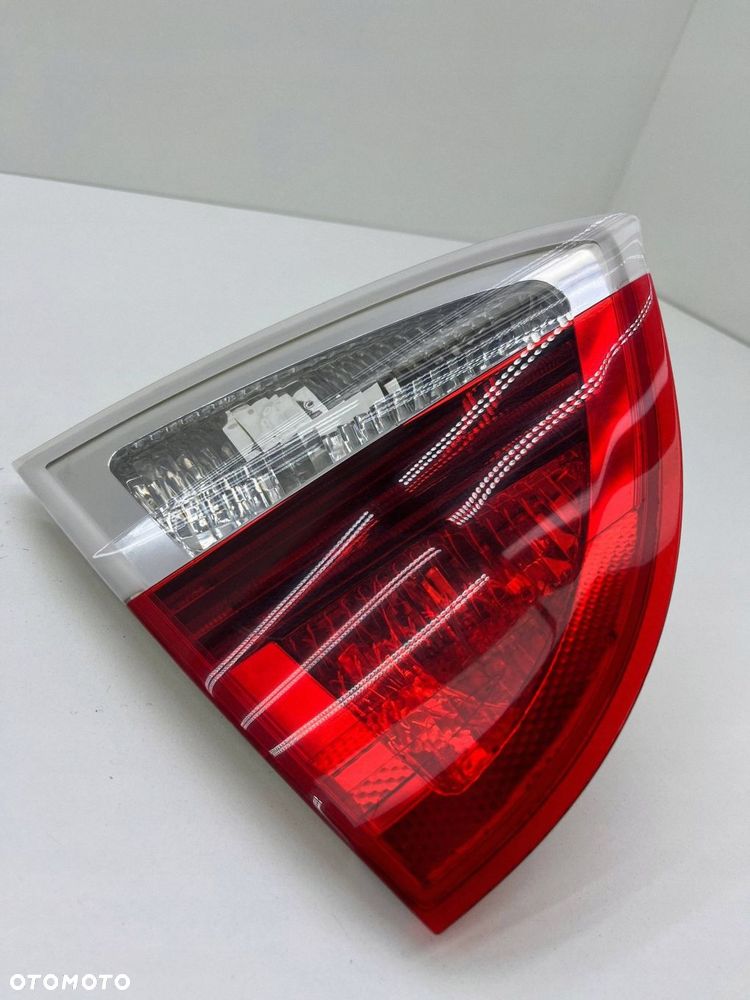 BMW 3 E91 LAMPA LEWA TYŁ W KLAPĘ 7160063