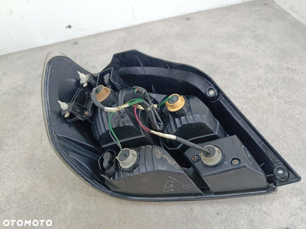 LAMPA TYLNA PRAWA MITSUBISHI OUTLANDER I - 8