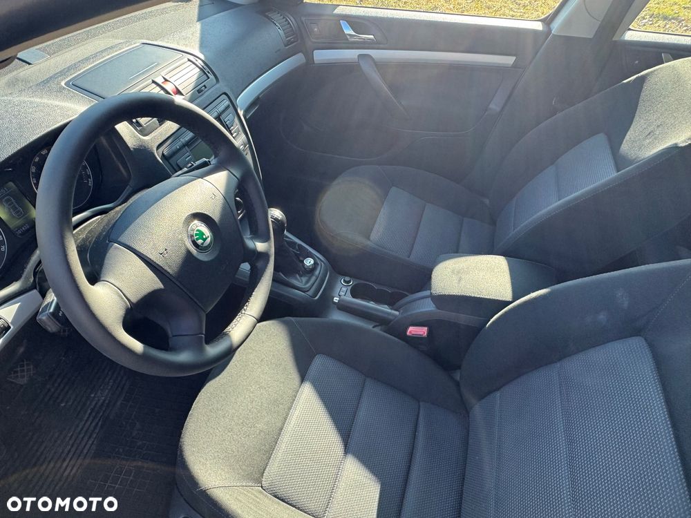 Skoda Octavia 1.6 Ambiente - 23
