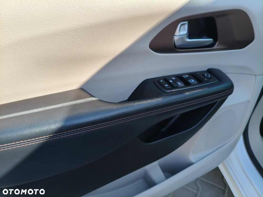 Chrysler Pacifica - 20