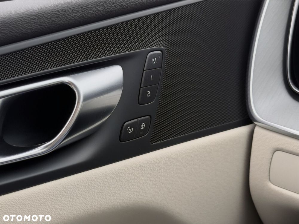 Volvo XC 60 B4 D Plus Dark - 25