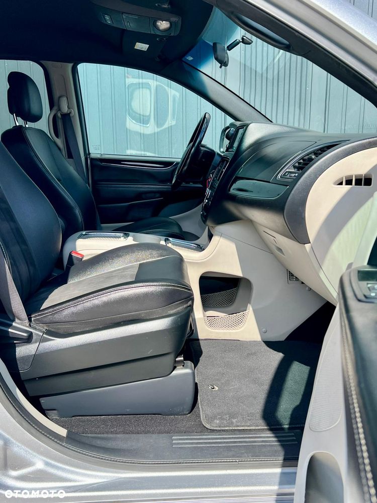 Dodge Grand Caravan - 25