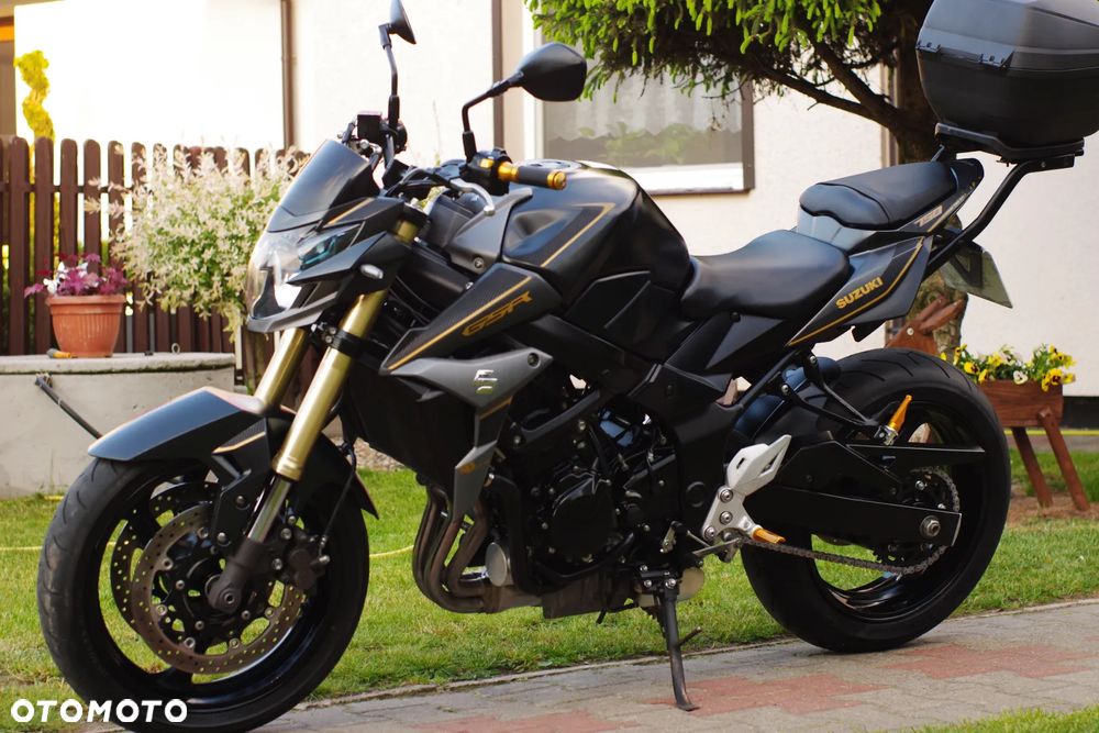 Suzuki GSR - 18