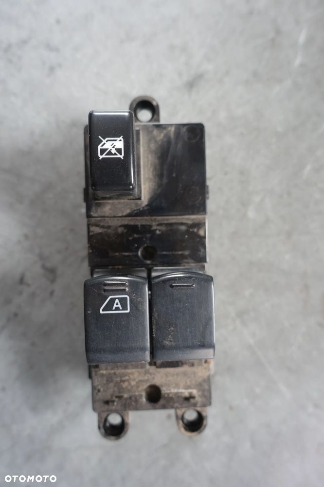 PRZEŁĄCZNIK PANEL SZYB LEWY NISSAN CABSTAR NT400 16r.