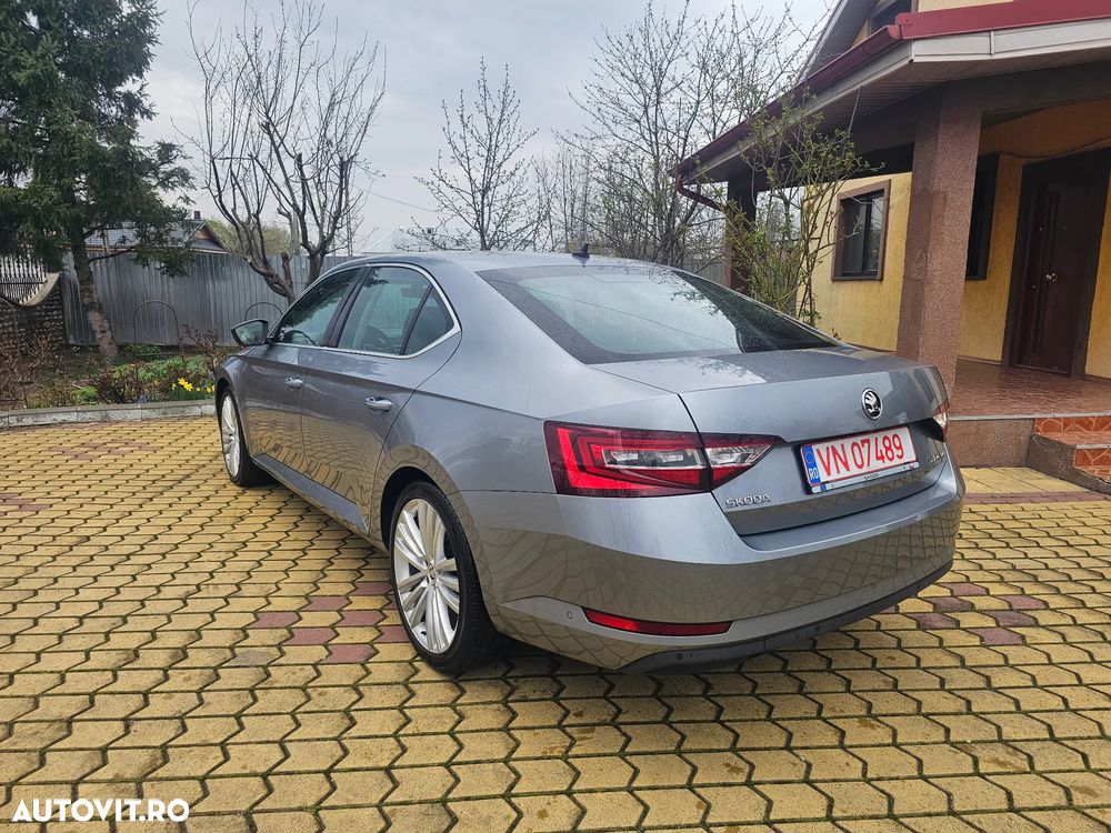 Skoda Superb 2.0 TDI Premium Edition - 18