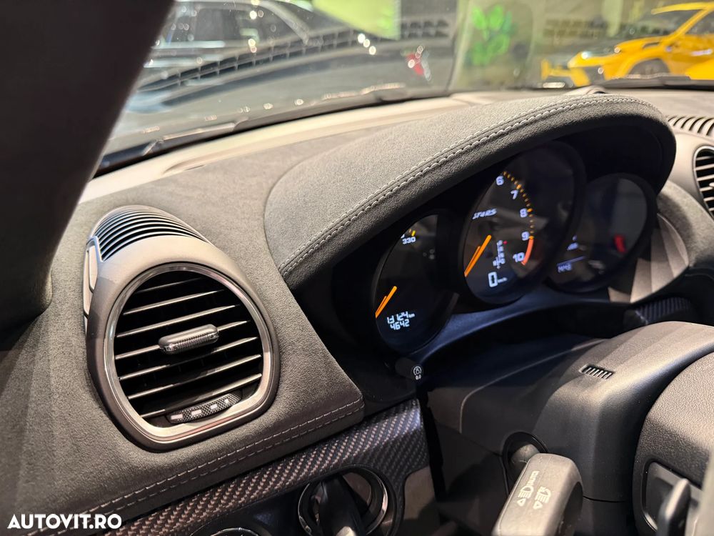 Porsche Cayman 718 GT4 RS - 18