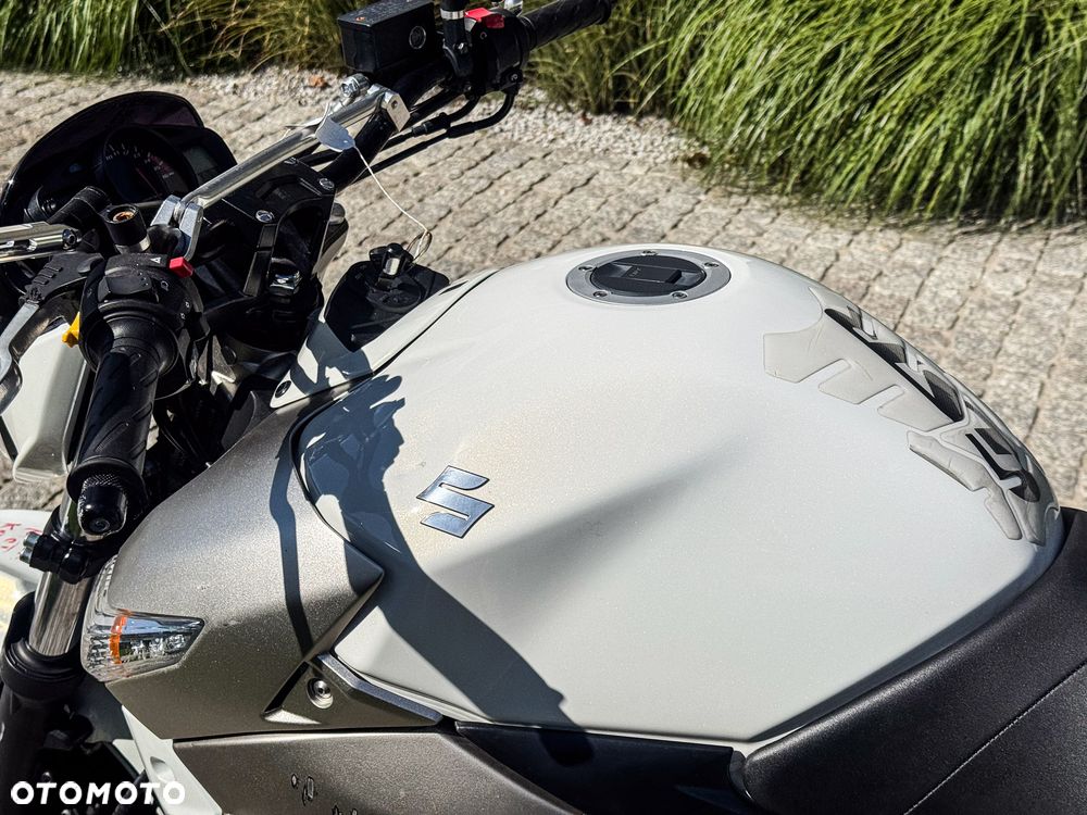 Suzuki GSR - 16
