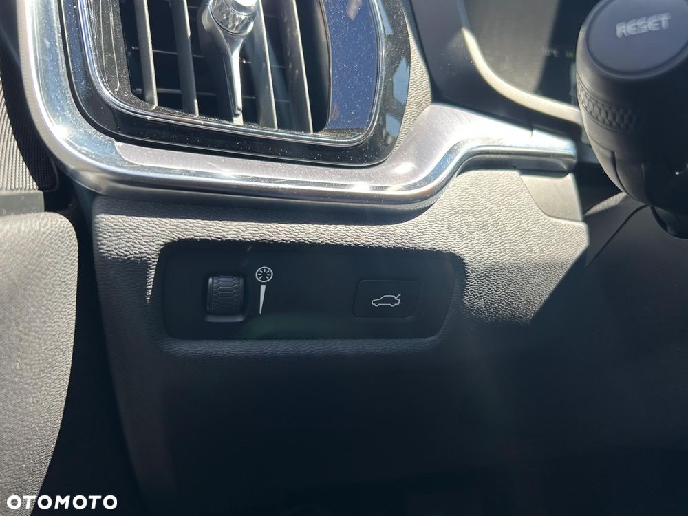 Volvo V60 B4 D Plus Dark - 36