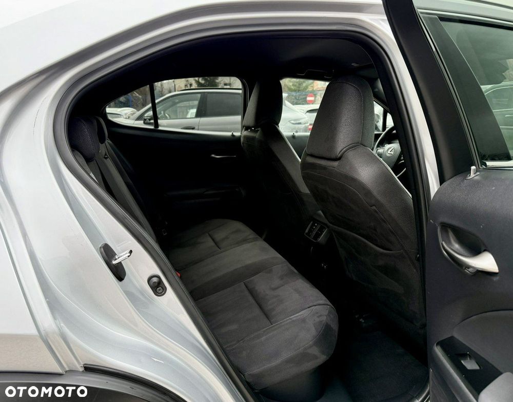 Lexus UX - 12