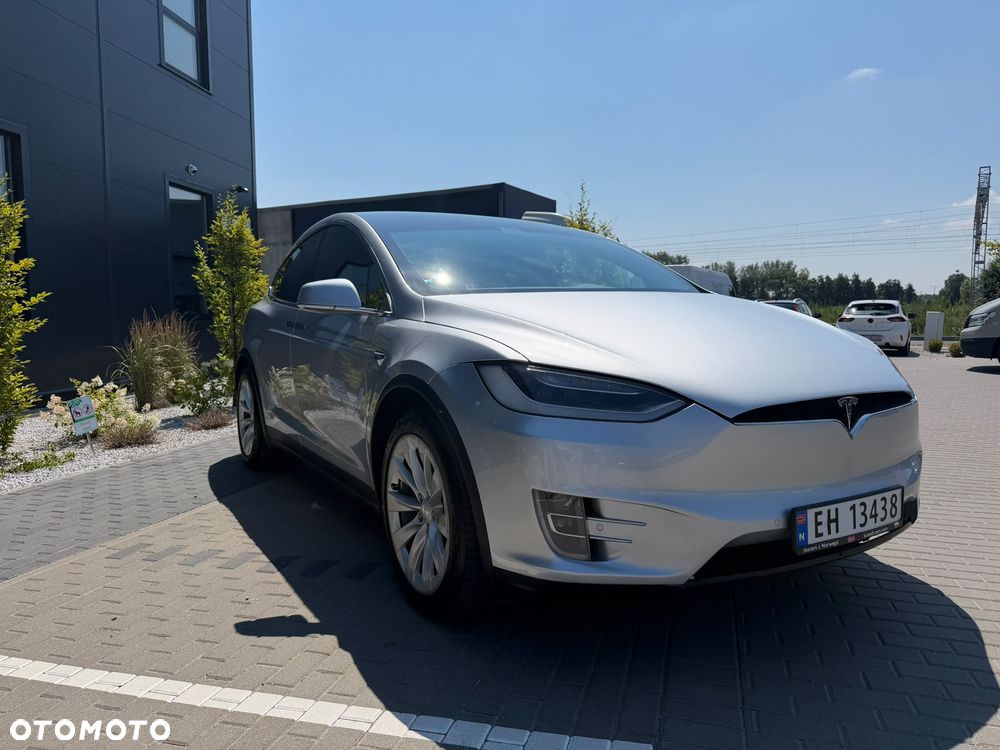 Tesla Model X - 8