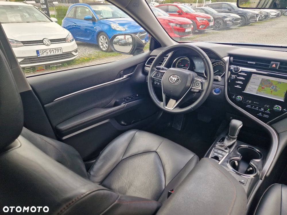 Toyota Camry Luxury - 26