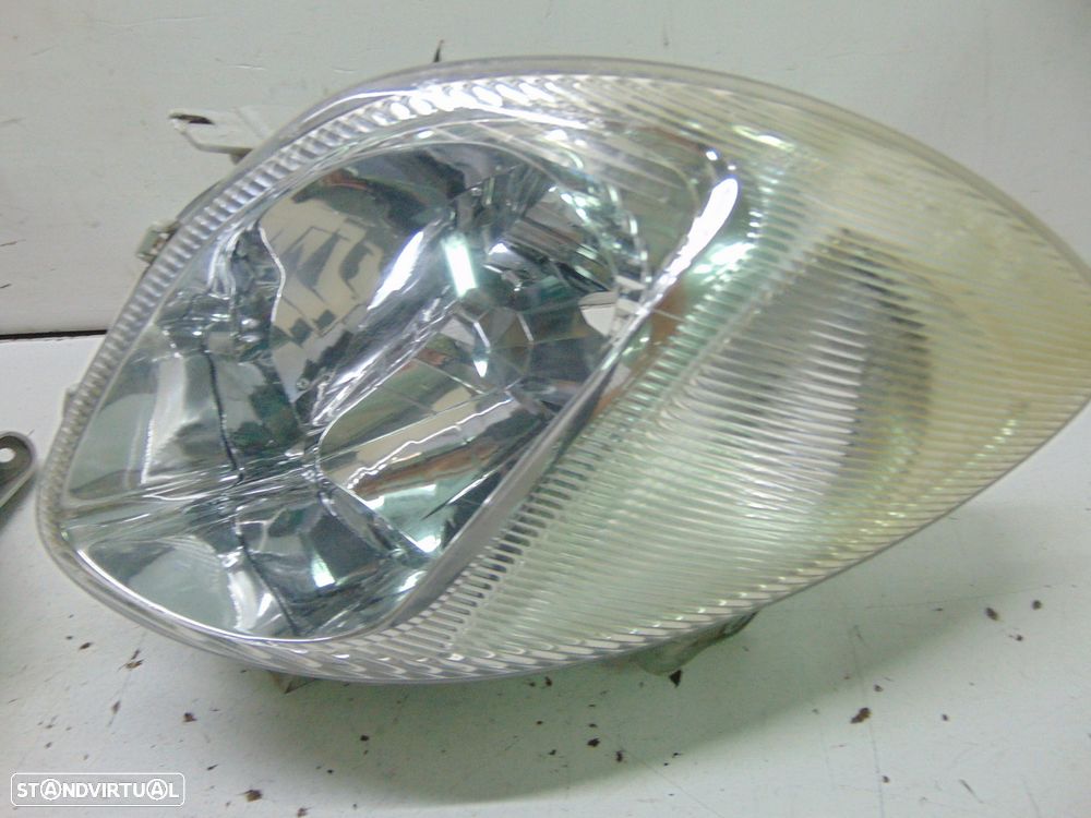 Daihatsu Sirion faróis - 7