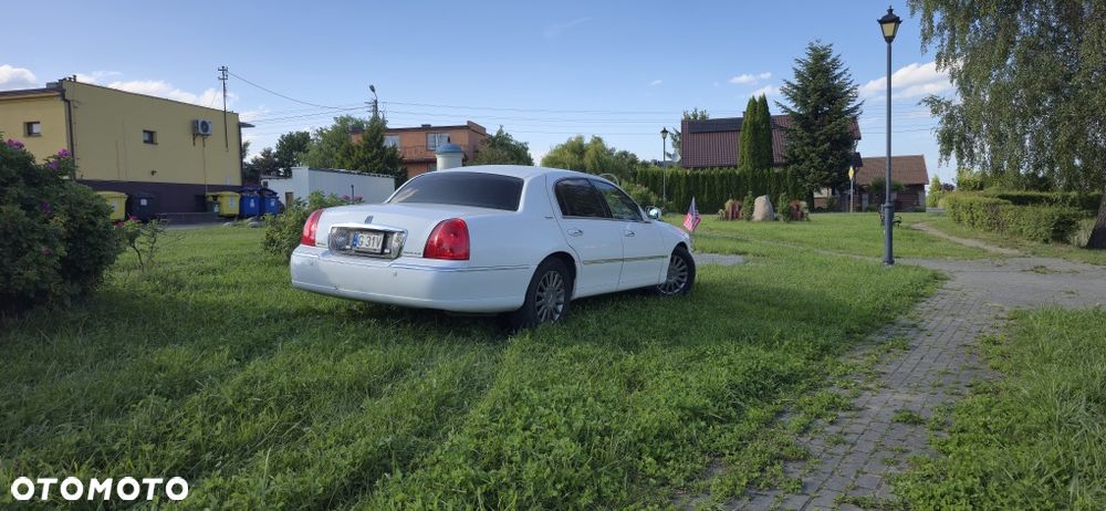 Lincoln Town Car - 2