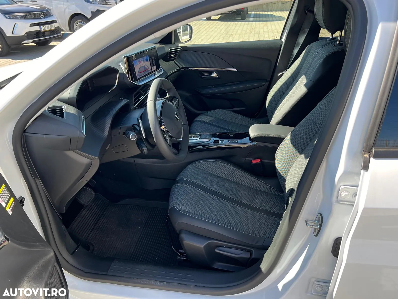 Peugeot 208 1.2 L PureTech STT EAT8 Allure - 9