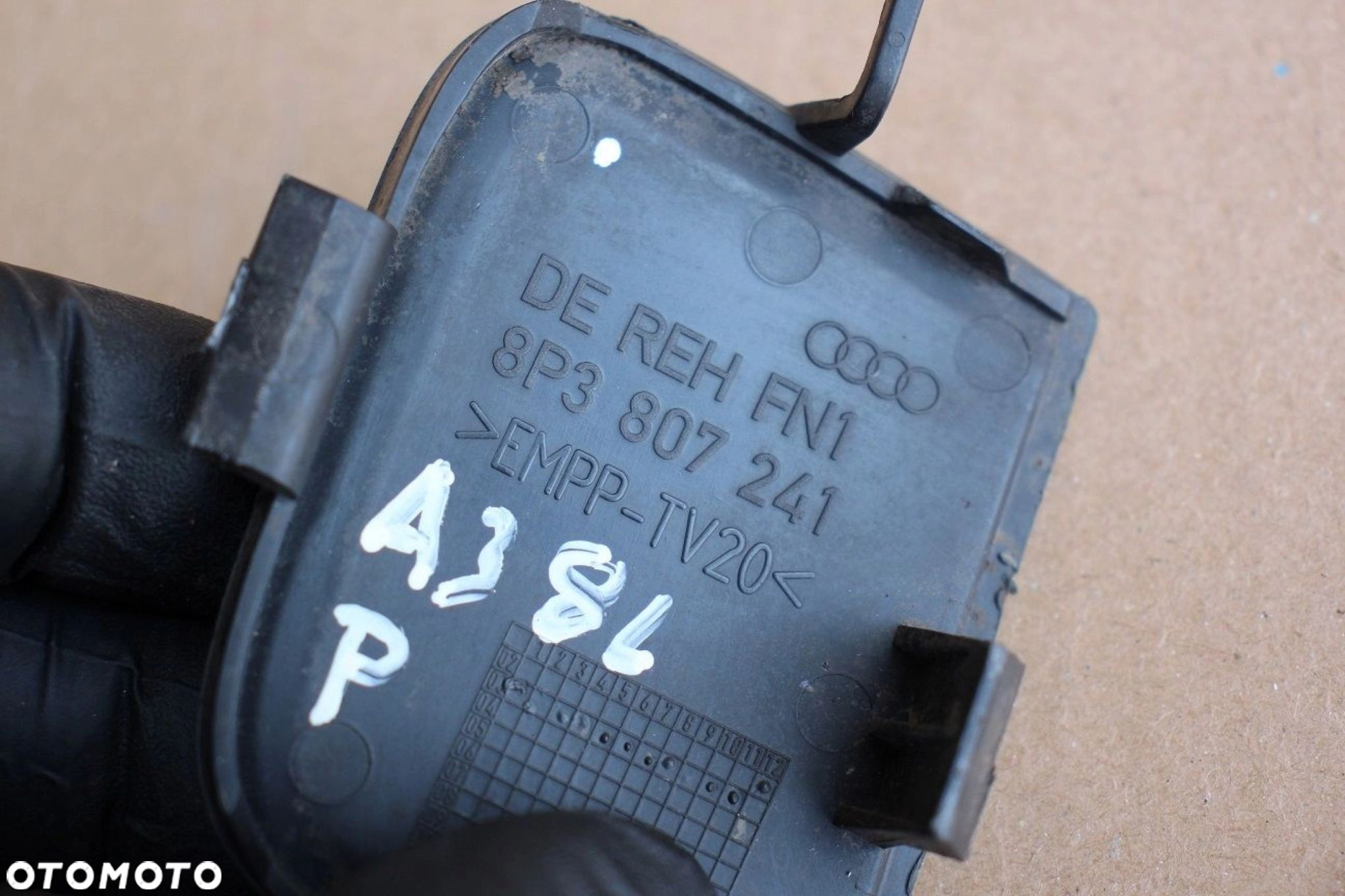Zaślepka zderzaka ucha holowniczego HAKA przód AUDI a3 8p 8P3807241 - 2