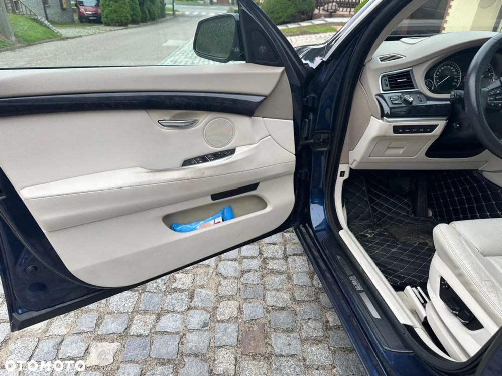 BMW Seria 5 550i - 11