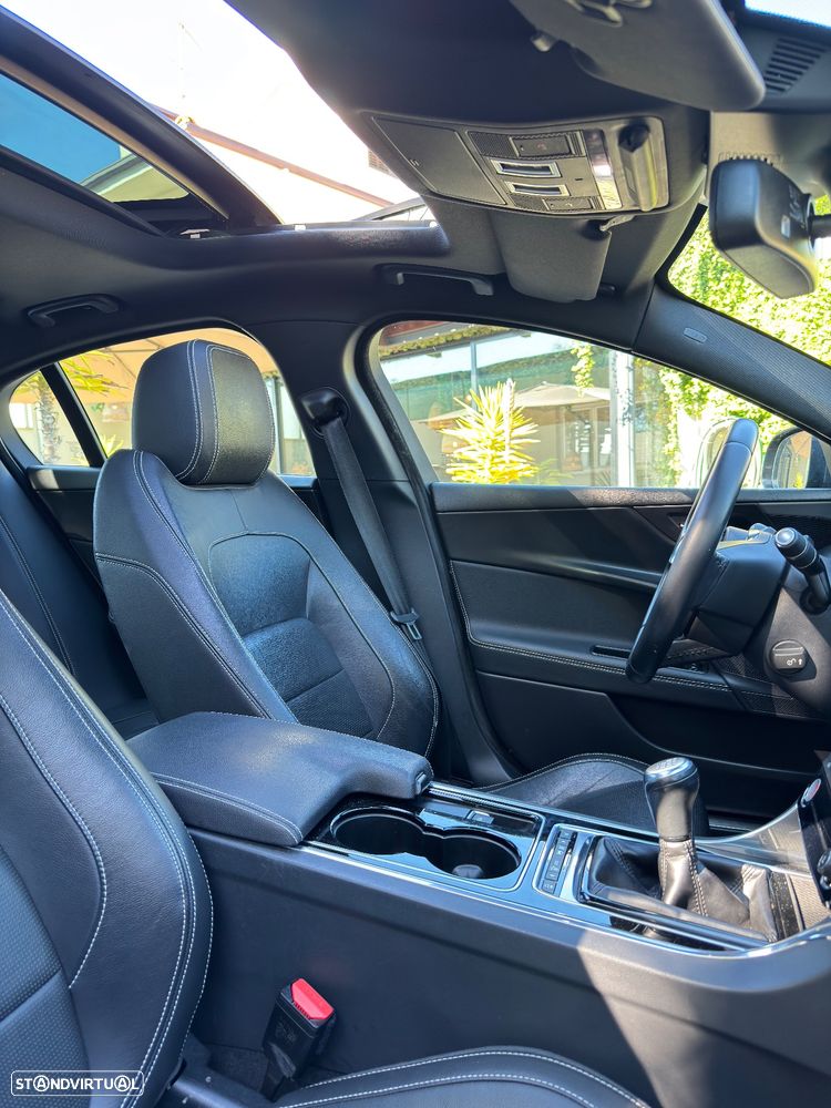Jaguar XE 2.0 D R-Sport - 7