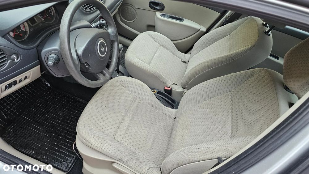 Renault Clio 1.6 Confort Privilege - 32