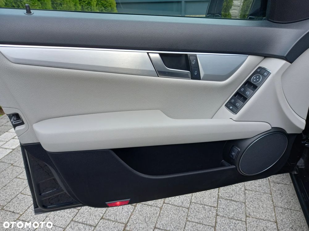 Mercedes-Benz Klasa C 200 CGI BlueEFFICIENCY Avantgarde - 24