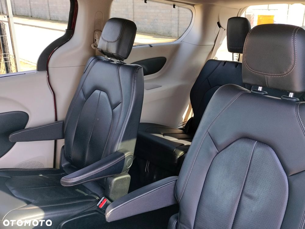 Chrysler Pacifica - 12