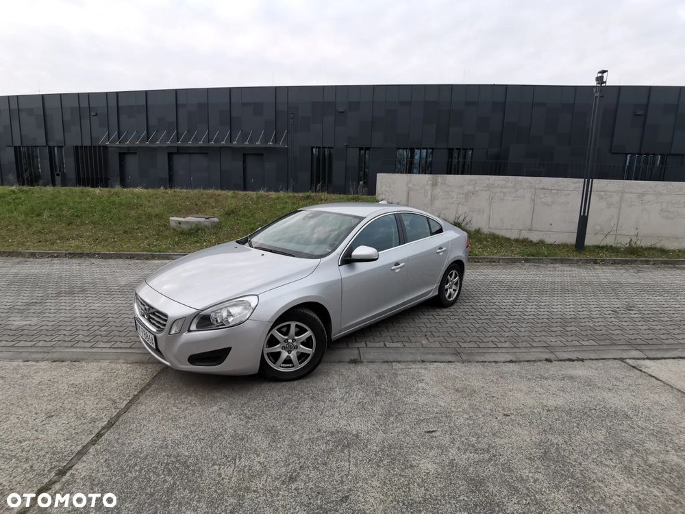 Volvo S60 T3 Momentum - 1