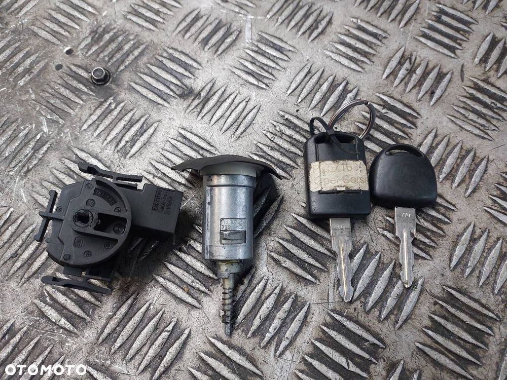 STACYJKA Z DWOMA KLUCZYKAMI JEDEN PILOT OPEL CORSA C MERIVA A 13107754 - 3