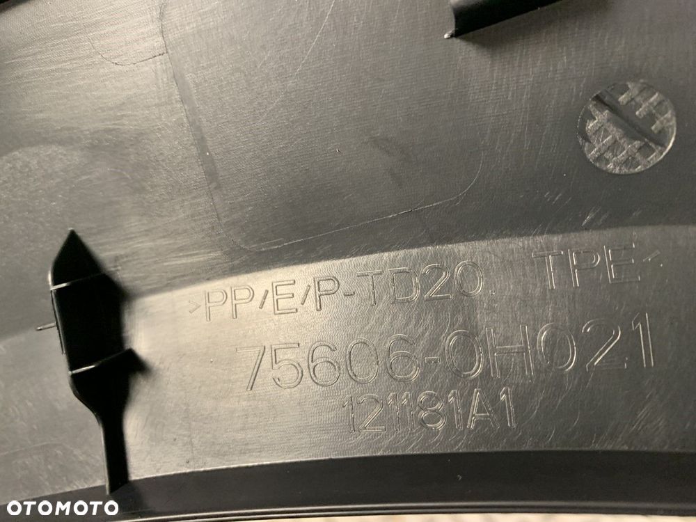 NOWA ORYGINALNA LISTWA BŁOTNIKA LEWY TYŁ LEWA TYLNA TOYOTA AYGO X 22-26 75606-0H021 - 5