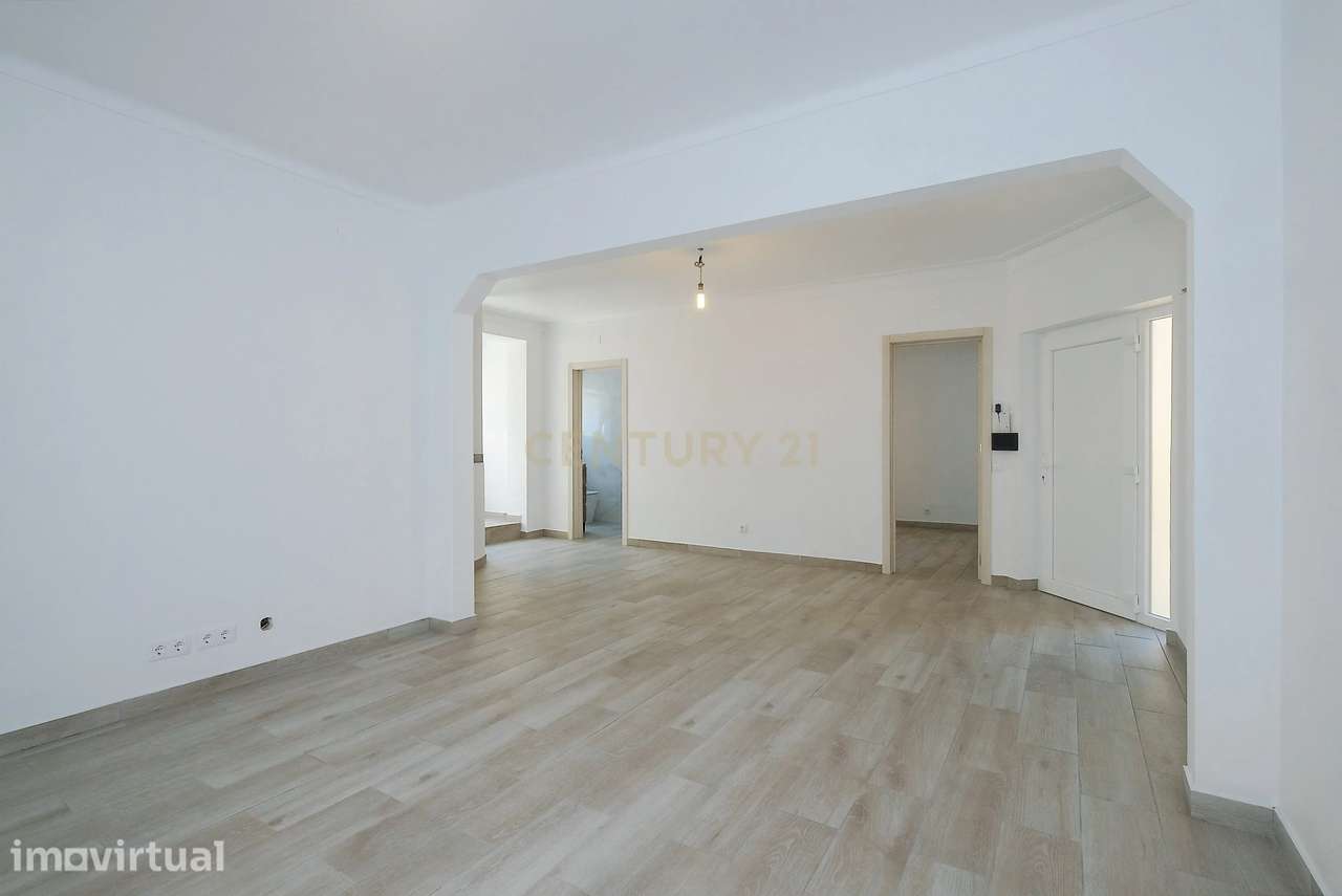 Moradia T4 Renovada no Estoril | Conforto, Espaço e Excelente Localiza - Grande imagem: 2/46
