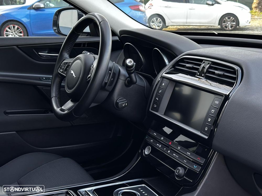 Jaguar XE 20d Aut. Pure - 38