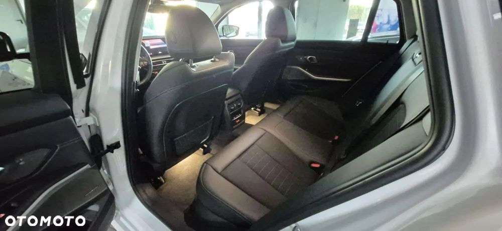 BMW Seria 3 318d Touring - 10