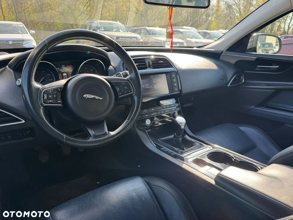 Jaguar XE 2.0 D Pure - 6