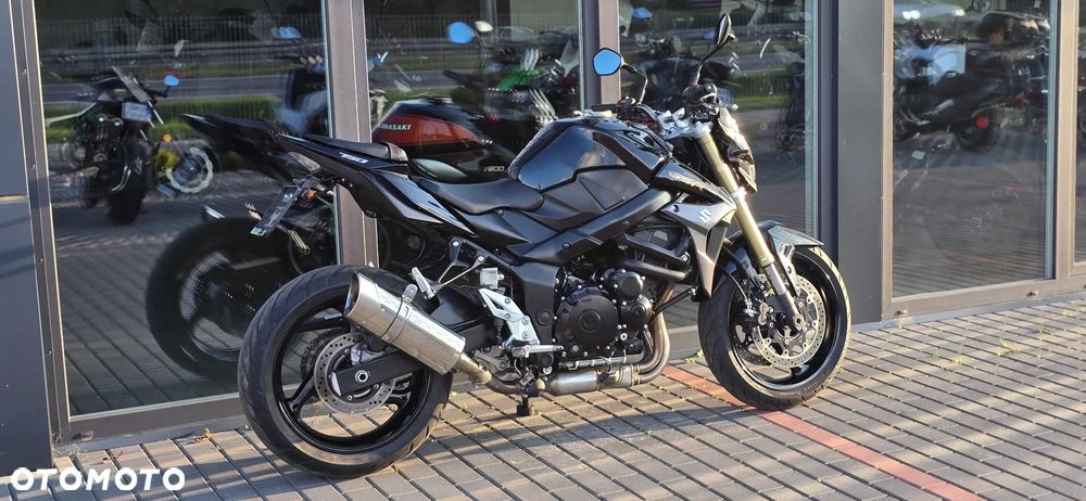 Suzuki GSR - 4