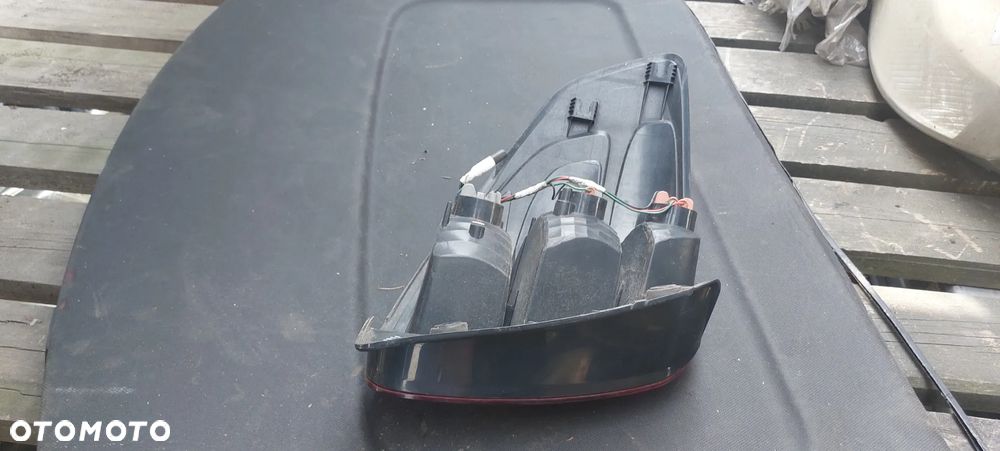 .  TYL TYLNA LAMPA PRAWA SUZUKI SX4 - 2