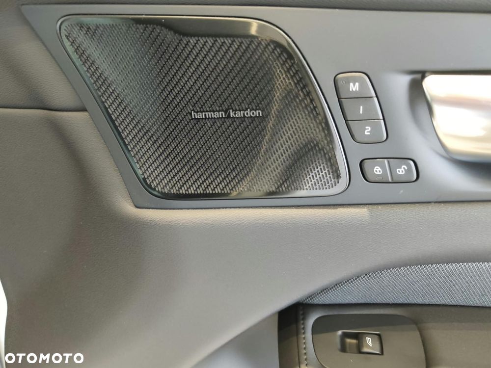 Volvo XC 60 T6 Plug-In Hybrid AWD Ultra Dark - 35