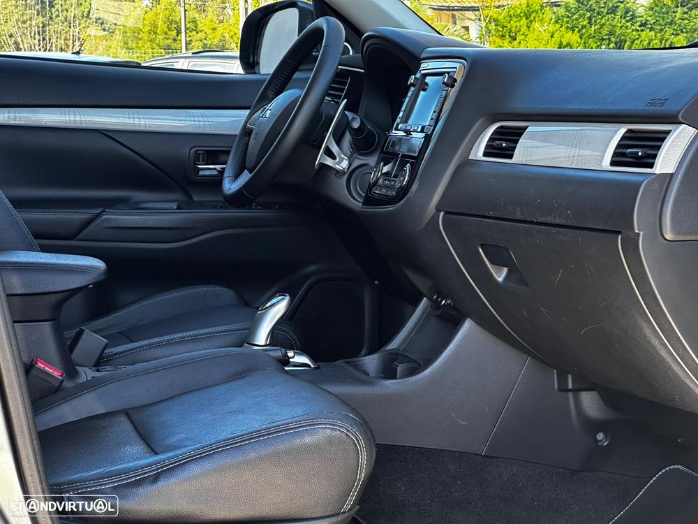 Mitsubishi Outlander 2.0 4WD - 6