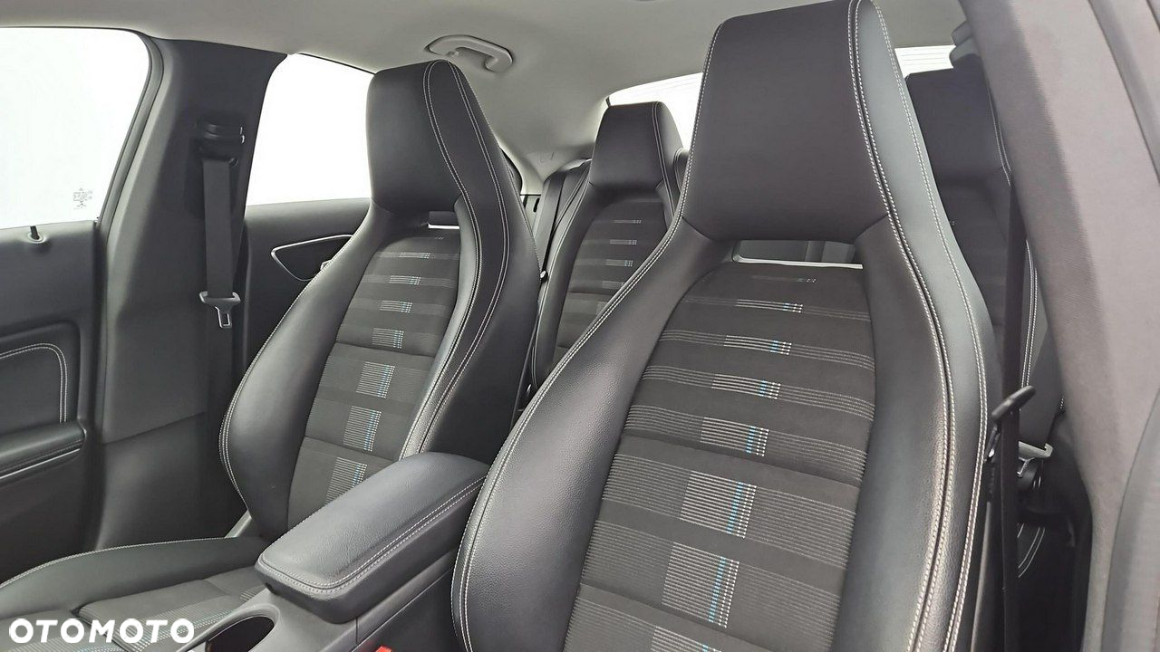 Mercedes-Benz CLA 180 7G-DCT Urban - 11