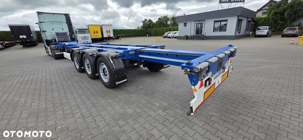 Krone SD dla kontenerów morskich 20, 40 i 45 stóp z agregatem - 23