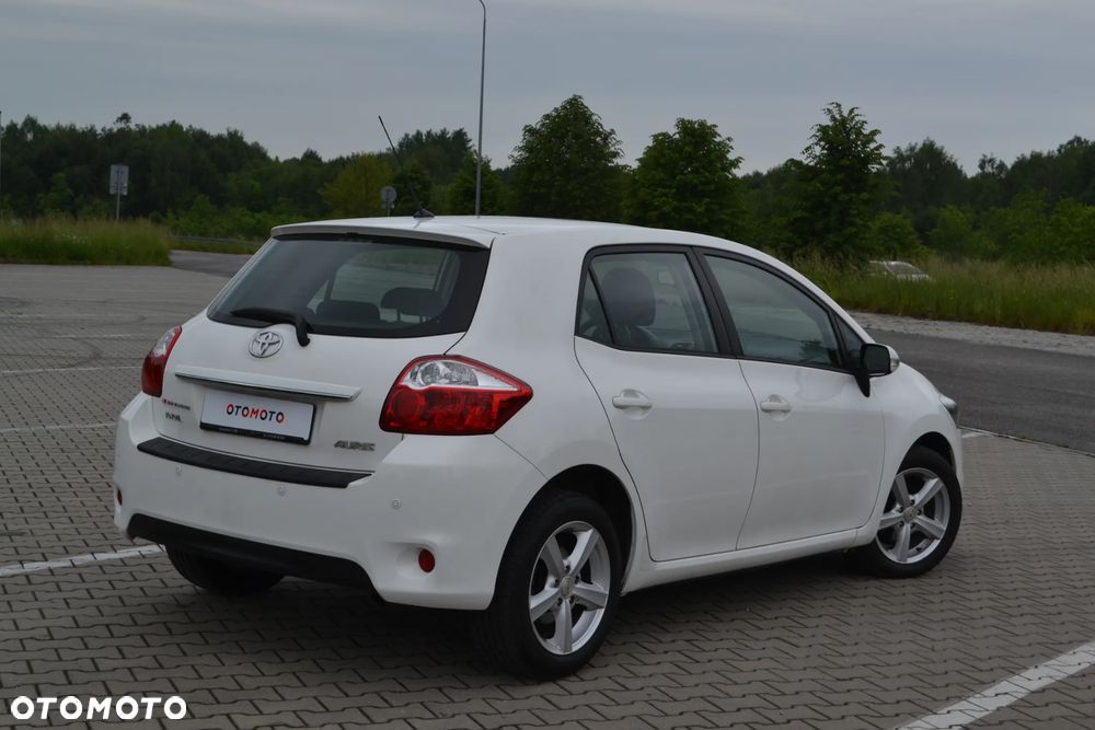Toyota Auris 1.4 D-4D - 5