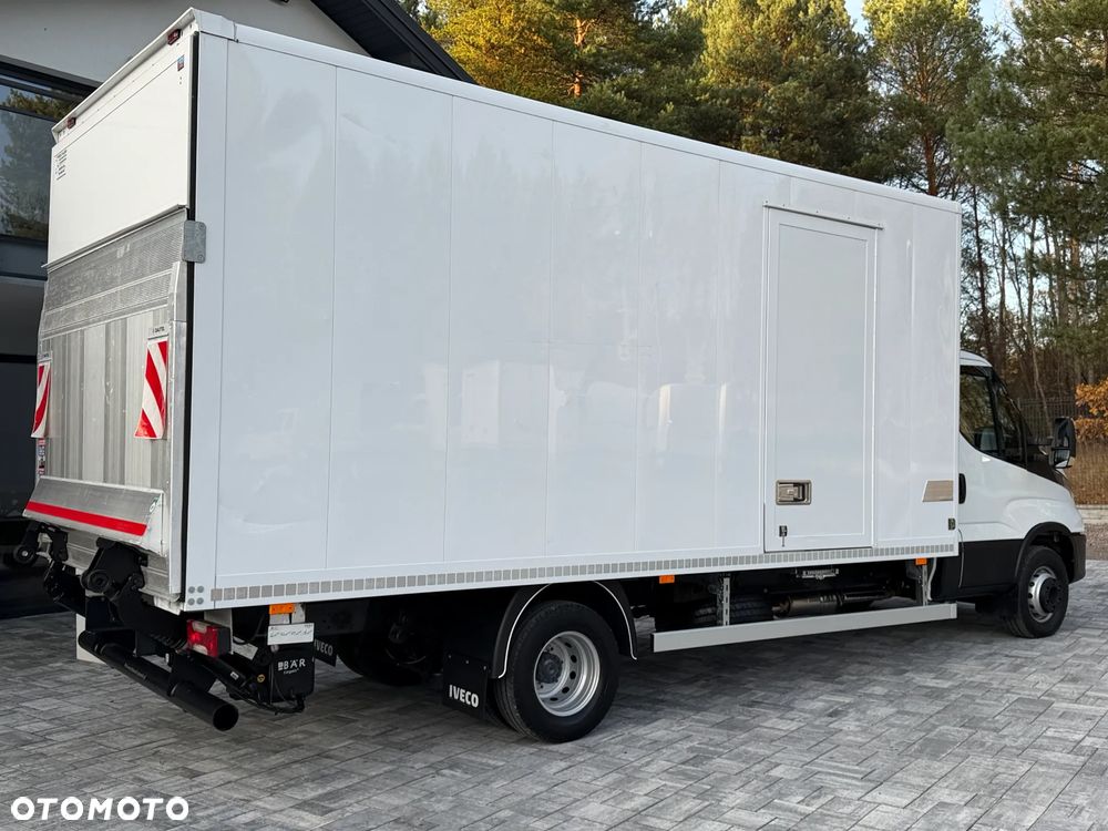 Iveco 72C18 Kontener + Winda BAR 1T / Kontener 5.35m x 2.24m x 2.3m / Bogate wyposażenie / UDT do 05.2028 / Salon PL / Zadbany od 1wł / Rozstaw osi 4.75m / FV23% - 10