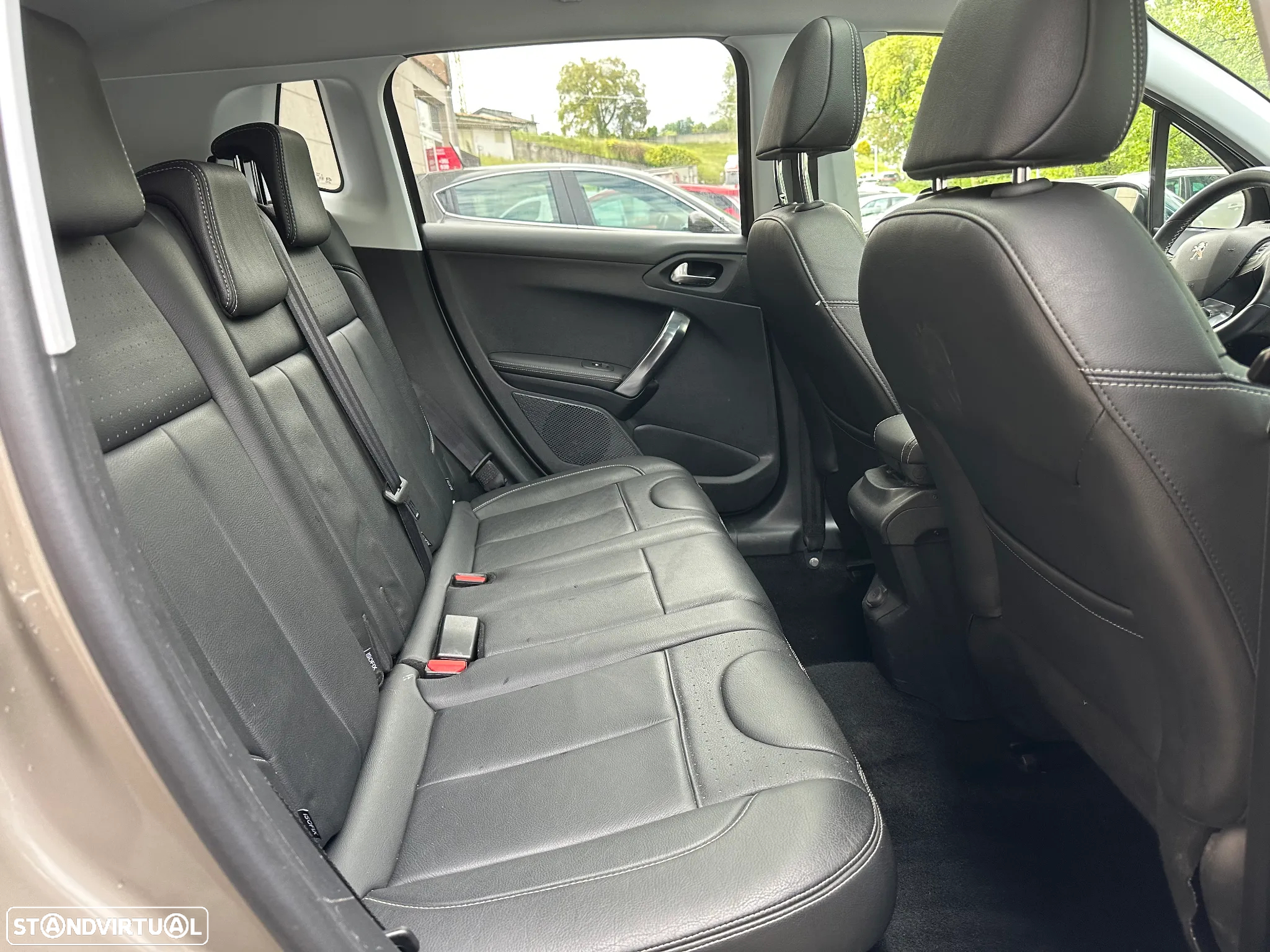 Peugeot 2008 1.2 PureTech Allure EAT6 - 8