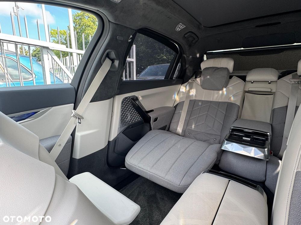 BMW Seria 7 M760e xDrive - 14